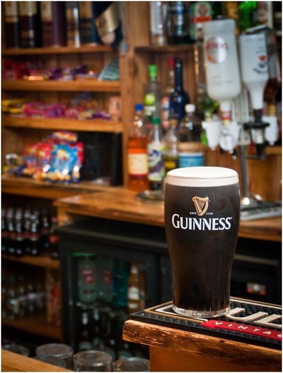 Hopper Inn Bar & Guest AccommodationBallynaskreena エクステリア 写真