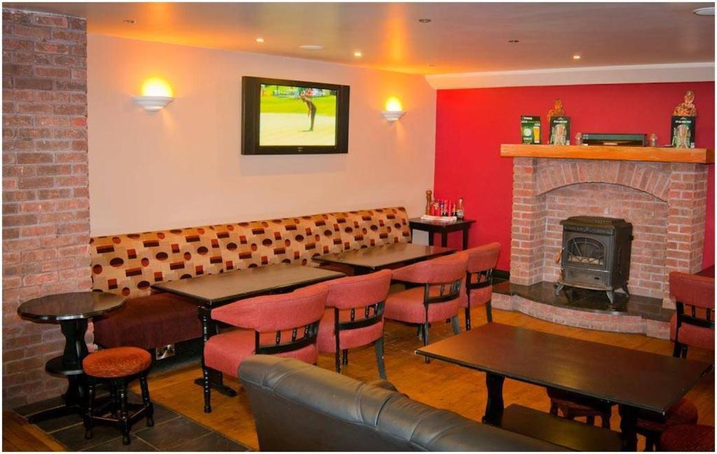 Hopper Inn Bar & Guest AccommodationBallynaskreena エクステリア 写真
